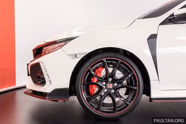 Theo hãng xe ôtô Honda cho biết, với gầm xe cải tiến và cửa chớp phía trước, Civic Type R 2017 có thiết kế khí động học hơn phiên bản cũ. Thậm chí, Honda còn khẳng định mẫu xe mới này có sự cân bằng giữa lực nâng và lực cản không khí đứng đầu phân khúc, từ đó mang đến khả năng vận hành ổn định ở tốc độ cao.