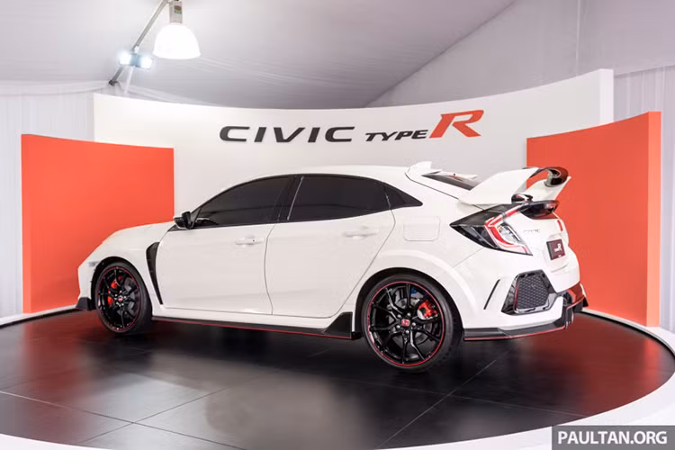 Trên nắp capô của Honda Civic Type R 2017 cũng có hốc gió giúp làm tăng khả năng làm mát động cơ. Ngoài ra, ở phía hai bên thân xe, chiếc xe thể thao Civic Type R phiên bản mới này cũng được trang bị những vòm bánh xe được nới rộng hơn so với các phiên bản thường.