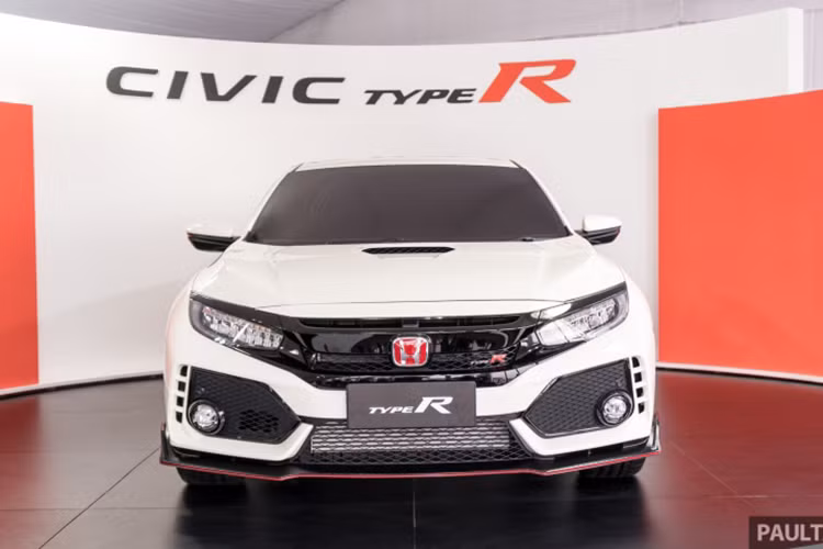 Lần đầu tiên trình làng trong triển lãm Geneva 2017, mẫu xe hiệu suất cao Honda Civic Type R phiên bản 2017 mới đã gây ấn tượng với người tiêu dùng nhoè thiết kế hầm hố, đậm chất thể thao. Phiên bản mạnh nhất trong gia đình Honda Civic được trang bị hốc gió cỡ lớn trên cản va trước.