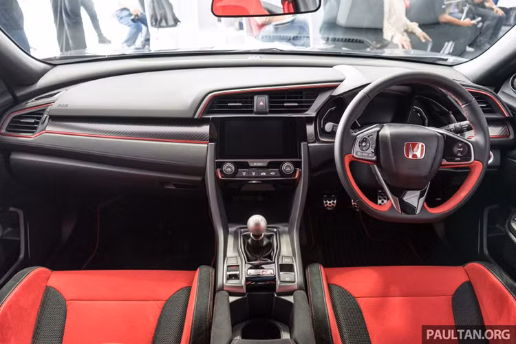 Bên trong nội thất của chiếc Civic Type R có thiết kế dựa trên Civic thường, nhưng nó lại sở hữu nhiều chi tiết mang tính thể thao như cặp ghế trước ôm lưng, các tấm ốp trang trí bằng sợi carbon và vô-lăng vành mới hai màu... Giao diện bảng đồng hồ và hệ thống thông tin giải trí cũng có màu đỏ nổi bật đậm chất thể thao hơn so với phiên bản hiện nay.