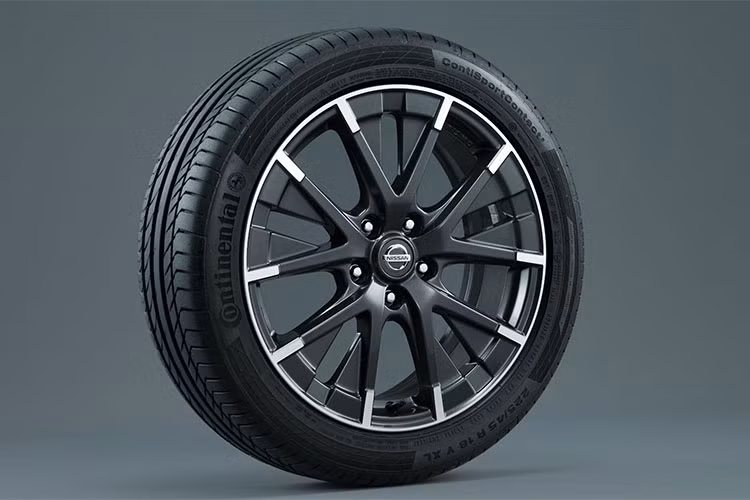 Ngoài ra, bộ vành mới 18 inch 5 chấu kép với thiết kế hai màu mới và đi kèm lốp Continental ContiSportContact 5 bọc bên ngoài cũng góp phần giúp tăng vẻ thể thao cho ngoại hình của Nissan Leaf Nismo. 