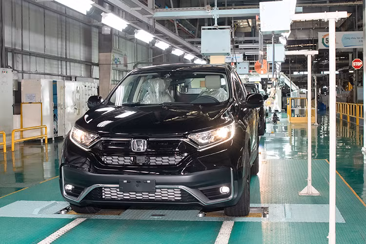Honda CR-V 2020 tại Việt Nam với công nghệ mới - được kỳ vọng rút ngắn khoảng cách về "option" so với 2 đối thủ đang lăm le phía dưới trong bảng xếp hạng doanh số là Mazda CX-5 và Hyundai Tucson, đồng thời "đe doạ" lại các mẫu SUV/Crossover cùng hạng sắp ra mắt như Toyota Corolla Cross... và điều này hứa hẹn sẽ có cuộc cạnh tranh đầy thú vị trong phân khúc này.