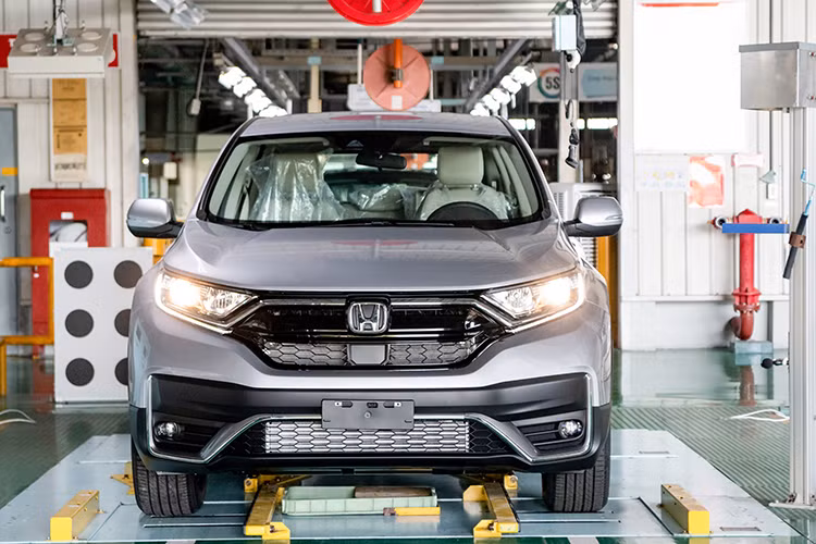 Về kiểu dáng Honda CR-V 2020 tại Việt Nam nhìn chung vẫn có nhiều điểm tương đồng với thế hệ trước, tuy nhiên xe được trang bị thêm ốp cản trước, cản sau và mâm xe mới. Đèn pha và cos của Honda CR-V 2020 vẫn không thay đổi như dạng halogen ở bản E và LED ở hai bản G và L.