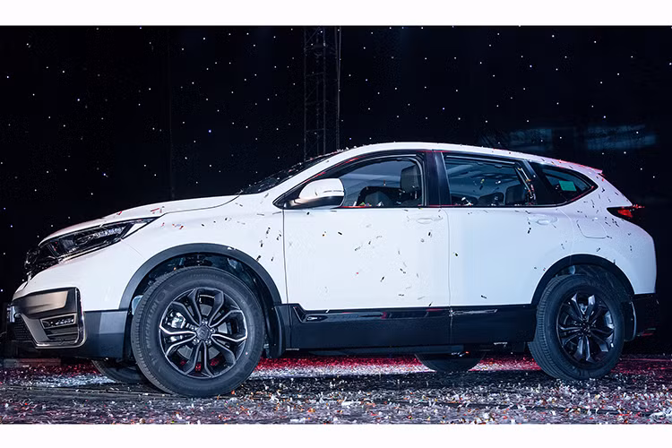 Ngoài ra, mẫu xe Honda CR-V 2020 sẽ được hưởng ưu đãi giảm 50% lệ phí trước bạ từ nay đến hết năm 2020 theo quy định mới nhất của Chính phủ. Như vậy, Honda CR-V 2020 lắp ráp tại Việt Nam chỉ còn chờ giá bán chính thức vào ngày 30/7 tới đây và khách hàng có thể đặt xe tại hệ thống các nhà phân phối ôtô của Honda trên toàn quốc từ ngày (2/8).