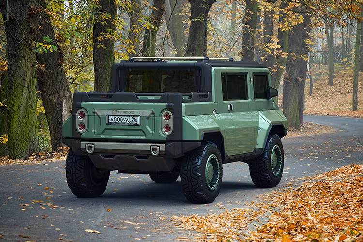 Ngoài ra, chiếc xe H-UAZ địa hình hầm hố này cũng có thể vận hành ở dạng bán tải với một thùng xe ngắn phía sau với phong cách đầy lạ lẫm.