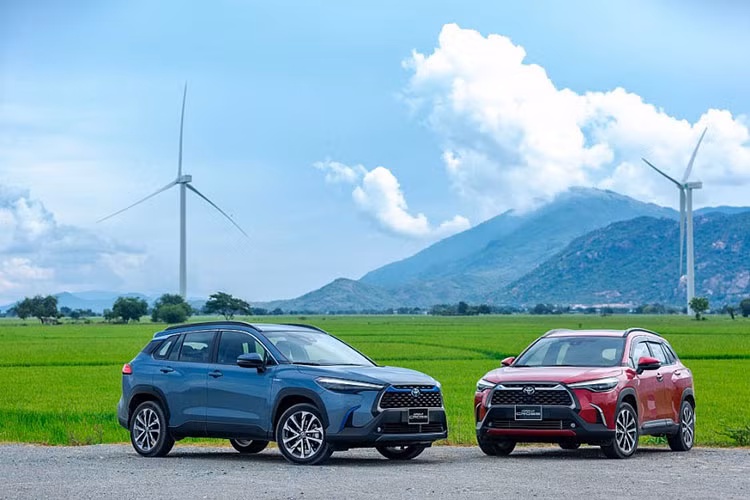Nếu như tháng 3/2022, Toyota Corolla Cross có doanh số 2.373 xe thì tháng 4 vừa qua, mẫu xe này đạt doanh số chỉ đạt 2.259 xe, giảm hơn 100 xe so với tháng trước. Toyota Corolla Cross ra mắt thị trường Việt Nam từ tháng 8/2020 và trở thành mẫu xe mới thành công nhất của Toyota Việt Nam khi thường xuyên có mặt trong top 10.