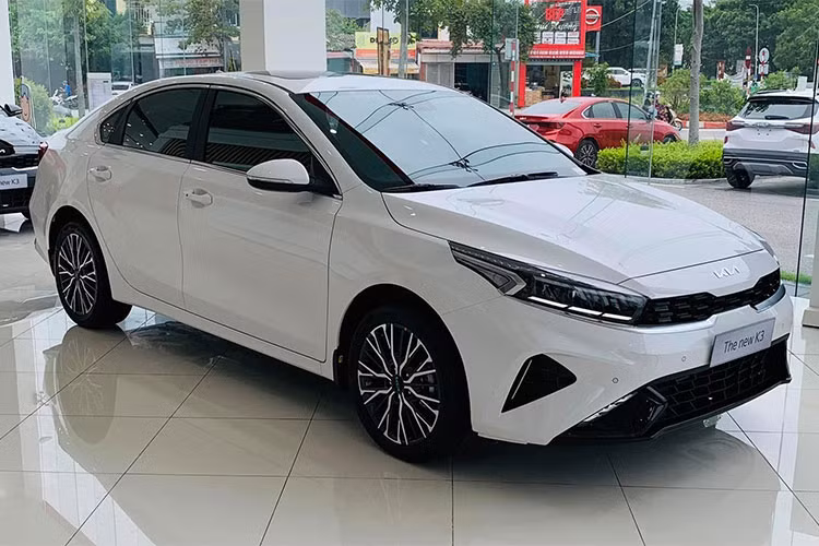 Sự xuất hiện của bản động cơ tăng áp và lợi thế về giá bán giúp KIA K3 tạo được sức hút tại thị trường Việt Nam. Có đến 1.327 xe K3 đã được THACO AUTO bán ra trong tháng 3.2022. K3 đang tiếp bước tiền bối Ceraro để giữ vững ngôi vương sedan hạng C bán chạy nhất Việt Nam.