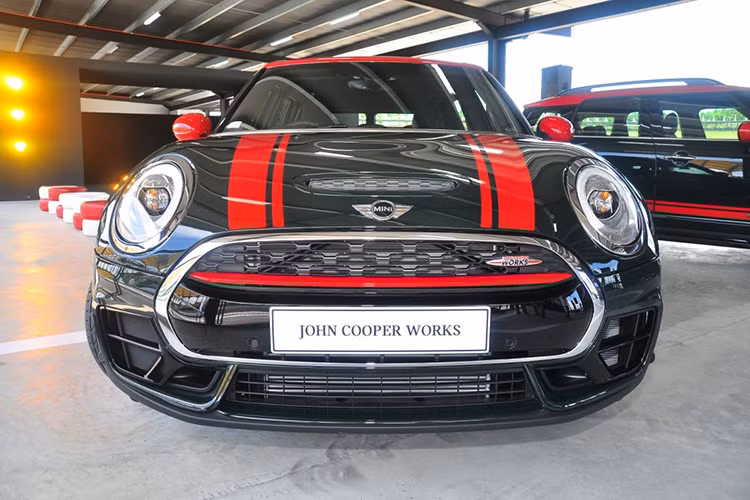 Cũng giống như các dòng JCW mới Clubman khác trước đây, xe cũng đã được MINI cải tiến hàng loạt các chi tiết ngoại thất. Trong đó, nổi bật nhất phải kể tới cản trước thể thao với các khe hút gió lớn hơn. Ngoài ra, chiếc xe cũng có những sọc trang trí nổi bật hơn so với những phiên bản thường.