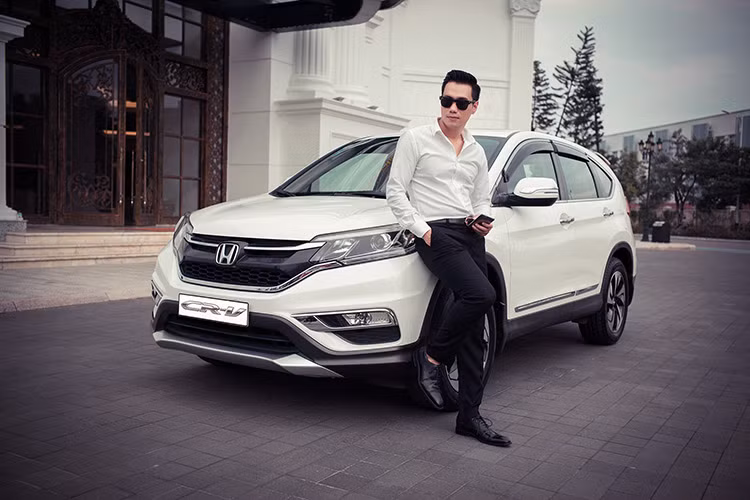 Honda Việt Nam cũng không nằm ngoài cuộc chiến giảm giá, khi vừa công bố từ 15/02 đến hết ngày 31/03/2017, khách hàng mua xe Honda CR-V và hoàn tất thủ tục thanh toán 100% sẽ được nhận 01 lượng vàng SJC 9999; 01 phụ kiện trang trí chính hãng: cánh lướt gió đuôi xe giúp chiếc xe trở nên mạnh mẽ và cá tính hơn và tiền công sơn lắp đặt trên chiếc xe mà khách hàng đã mua.