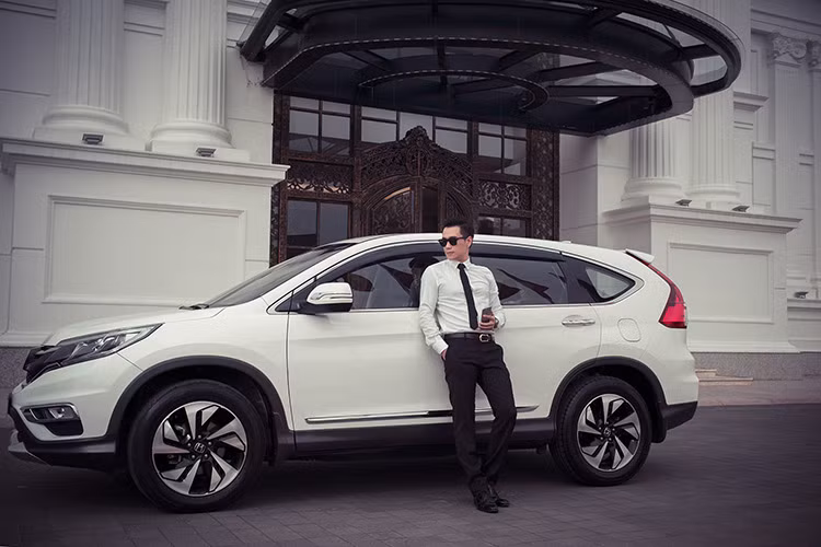 Theo tìm hiểu thực tế, giá xe Honda CR-V phiên bản thấp nhất 2.0 AT đến tay khách hàng (chưa bao gồm các chi phí đăng ký ra biển số) nằm trong khoảng 920 triệu đồng, bản 2.4 AT vào khoảng 1.058 tỷ đồng, bản cao cấp nhất 2.4 TG AT có giá 1.083 tỷ đồng. Đây là một mức giá hấp dẫn vô cùng cạnh tranh trong thời điểm hiện tại.