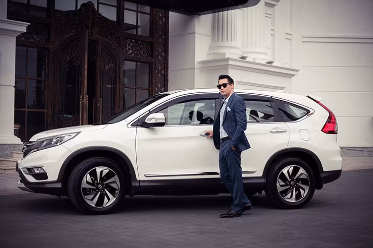 Về tính tiện dụng, CR-V sở hữu ngoại thất thể thao và hiện đại, nội thất rộng rãi, tiện nghi và sang trọng cùng một loạt các trang bị hiện đại và cao cấp. Đó là cảm biến mưa, ghế gập một chạm để hàng ghế sau có thể gập phẳng xuống sàn xe; cửa sổ trời và cửa gió điều hòa hàng ghế sau...