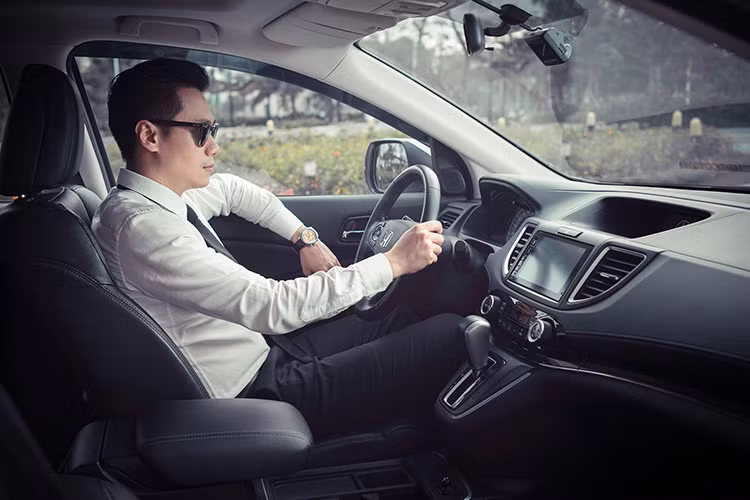 Ngoài mẫu xe CR-V của Honda Việt Nam và Mazda CX-5 hiện đang giảm giá mạnh, một đối thủ khác cùng phân khúc là Nissan X-Trail cũng nhanh chóng tham gia cuộc đua giảm giá với mức giảm 40-70 triệu đồng, chưa kể các khuyến mãi và quà tặng kèm.
