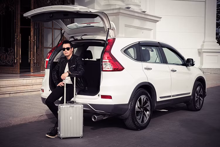 Kể từ khi ra mắt đến nay, Honda CR-V luôn được đánh giá cao trên toàn Thế giới với nhiều giải thưởng từ các tổ chức đánh giá và tạp chí về xe khác nhau. Tại Việt Nam, CR-V cũng là dòng xe bán chạy nhất của thương hiệu ôtô Honda trong nhiều năm qua.