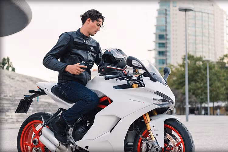 Tại thị trường Thái Lan, Ducati SuperSport 2017 có 3 phiên bản là tiêu chuẩn, S màu đỏ và S màu trắng. Giá bán tương ứng của 3 phiên bản này là 599.000 Baht (382 triệu đồng), 699.000 Baht (477,6 triệu đồng) và 709.000 Baht (484 triệu đồng). Rất có thể, sau Thái Lan mẫu xe này sẽ về thị trường Việt Nam trong thời gian sắp tới.