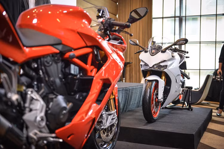 Theo đại diện hãng xe môtô Ducati cho biết, bộ khung của chiếc môtô thể thao SuperSport 2017 này tuy nhẹ nhưng vẫn rất rắn chắc. Với bộ khung nhẹ, mẫu xe mới này có trọng lượng ướt chỉ 210 kg. Thêm vào đó là chiều dài cơ sở 1.478 mm, giúp người lái Ducati SuperSport 2017 dễ dàng xử lý trong cả đường nội thành lẫn cao tốc. 