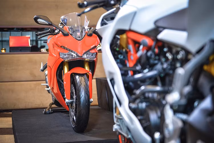 Ducati SuperSport 2017 vừa qua mới chính thức được đưa về thị trường Đông Nam Á nói chung và Thái Lan nói riêng để giới thiệu sau 9 tháng tại thị trường Thế giới. Xe được trang bị hàng loạt công nghệ thừa hưởng từ đàn anh 1299 và 1199, tận dụng thiết kế của dòng nake-bike Monster kết hợp với kiểu thiết kế trên chiếc xe huyền thoại Ducati 916.