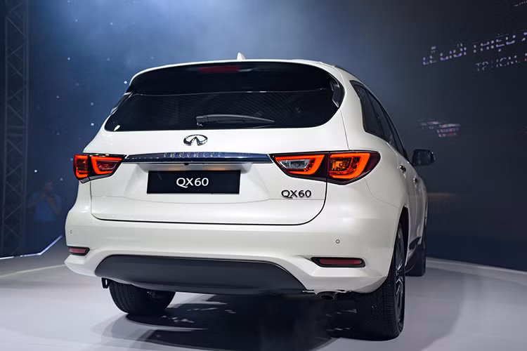 Phần đuôi xe với hệ thống đèn hậu thiết kế mới kéo dài từ thân xe tới cản sau mang lại dáng vẻ khỏe khoắn, cánh gió lớn cùng ăng-ten vây cá mập tôn lên vẻ mạnh mẽ và sang trọng cho chiếc xe mới này.