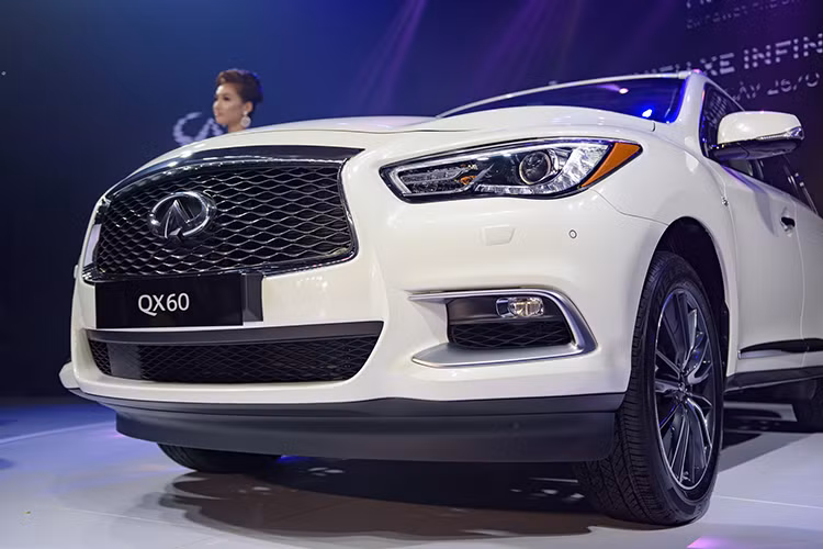 Cản trước của xe cũng được làm mới với đường bao hốc đèn sương mù nổi bật và đèn pha mới tinh tế hơn. La-zăng xe mang thiết kế mới dạng đa chấu ddược cách tân trẻ trung và thể thao hơn. Một điểm nhấn khác trên ngoại thất của xe là viền nẹp cửa sổ và nẹp hông thân xe mạ chrome bóng sáng, khiến chiếc QX60 mới nổi bật lạ thường.