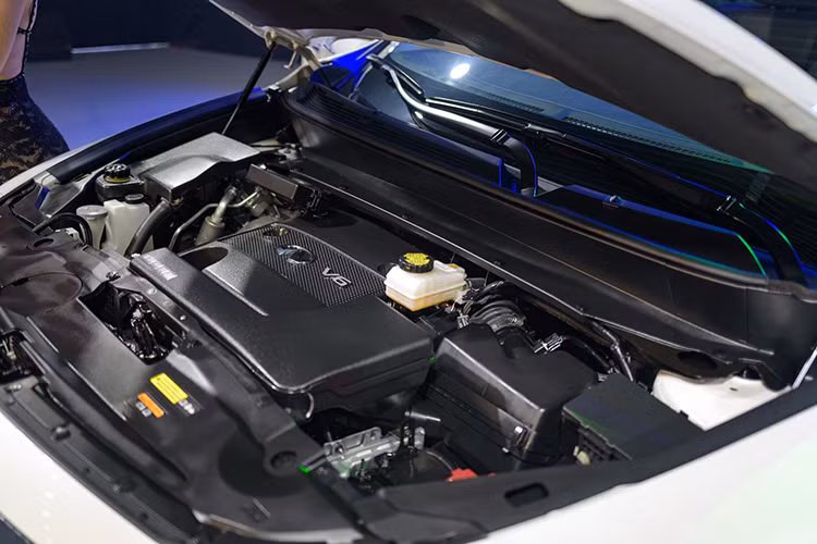 Infiniti Việt Nam sẽ phân phối QX60 phiên bản nâng cấp mới 2017 cho phép khách hàng chọn 2 phiên bản, gồm bản tiêu chuẩn QX60 V6 3.5 AWD và bản cao cấp hơn QX60 Premium. Mẫu xe SUV này sẽ nằm cùng phân khúc với Lexus RX350 của Toyota.