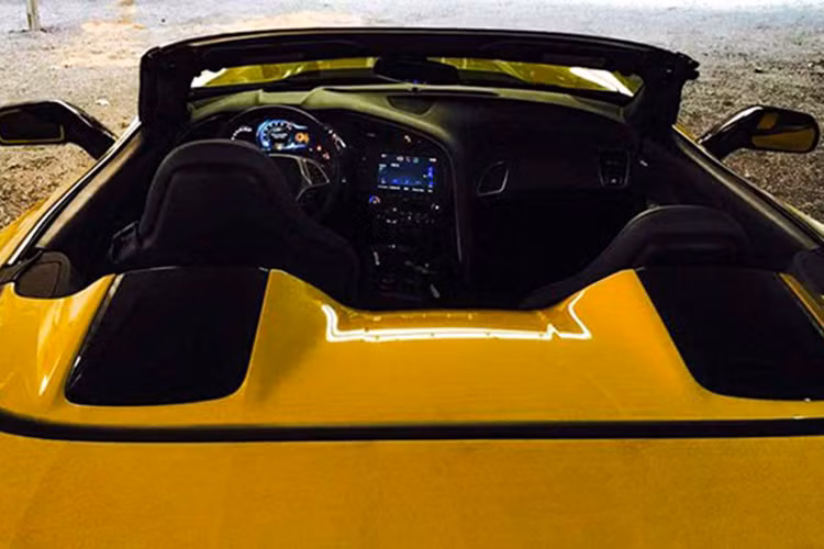 Nội thất của Chevrolet Corvette C7 Z06 Convertible mới về Việt Nam đi kèm hai ghế thể thao bọc da Nappa màu đen và đều có chức năng chỉnh điện 8 hướng, nhớ vị trí ghế ngồi.