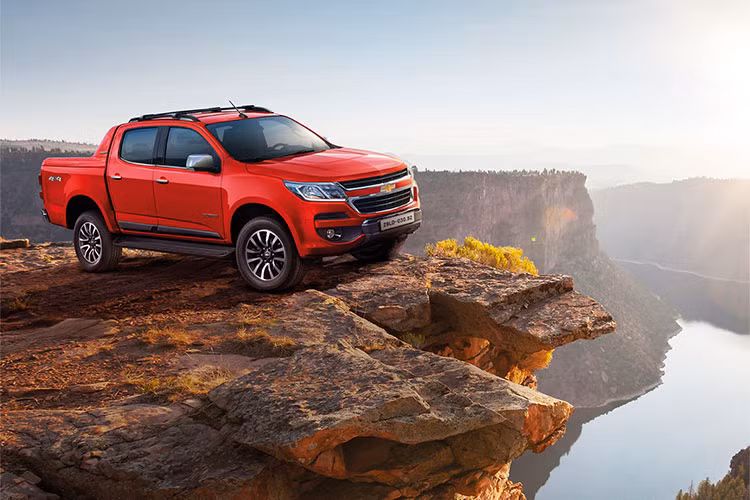 Tại thị trường Việt Nam, mẫu xe Chevrolet Colorado mới sẽ giá bán từ 624 triệu đồng cho phiên bản 2.5L 4x2 MT LT và 819 triệu đồng cho phiên bản cao cấp nhất Colorado 2.5L 4x4 AT HC*. Tính đến hết năm 2017, đã có 3.082 chiếc Chevorlet Colorado được bán ra trên toàn quốc, đứng vị trí thứ 2 về thị phần ở phân khúc bán tải tại Việt Nam.