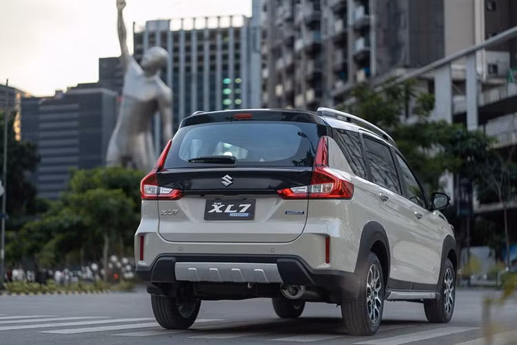 Đặc biệt là sự xuất hiện của huy hiệu “Hybrid” màu xanh trên cửa cốp, một trang bị nhằm gia tăng tính nhận diện cho xe. Nẹp mạ crôm phía dưới kính chắn gió sau cũng là điểm mới, giúp mẫu xe MPV XL7 Hybrid thế hệ mới thêm phần cứng cáp hơn.