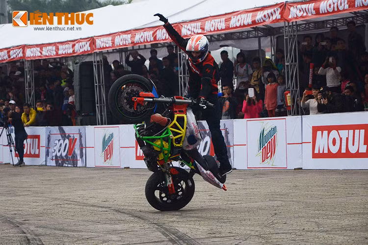  Có thể nói Aaron Twite có kỹ năng dựng đuôi xe tốt nhất trong 3 stunter khách mời lần này. Anh kết thúc phần trình diễn của mình bằng màn bốc đầu quay xe chào khán giả tại cả 4 góc sân khấu cực kỳ phấn khích, biểu hiện sự gần gũi và chuyên nghiệp của mình.