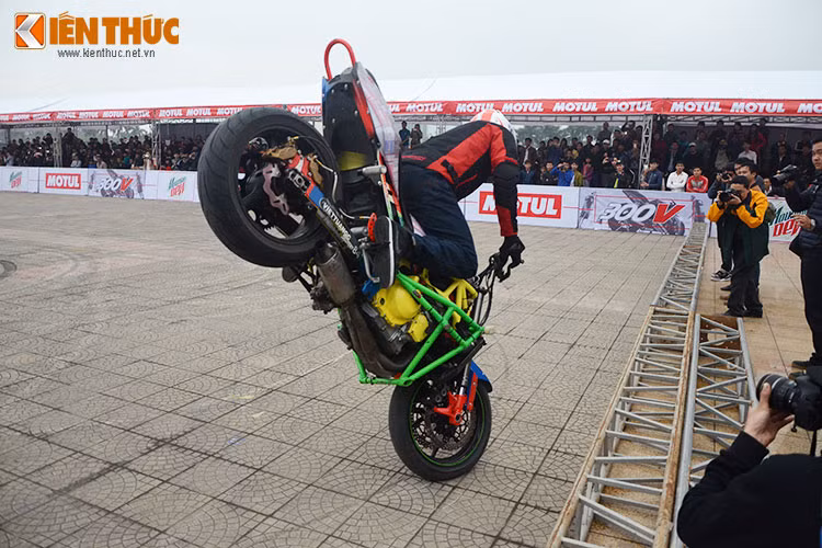 Nếu như phần trình diễn của hai stunter người Nhật Hiroyuki Ogawa và Stunter13 người Ba Lan nhanh chóng đốt nóng không khí với khả năng kiểm soát “chiến mã” nhuần nhuyễn với kỹ thuật làm xiếc trên chiếc môtô thì Aaron Twite lại nhẹ nhàng cống hiến những màn biểu diễn đầy "chất thơ" dành cho khán giả.