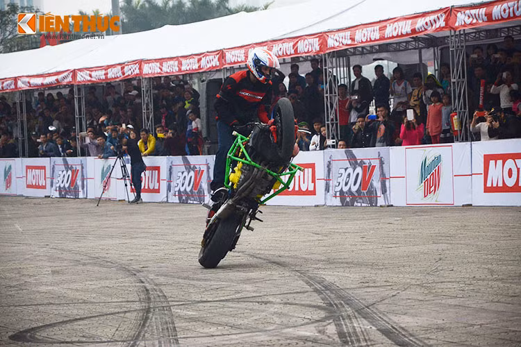 Cuối cùng là anh chàng Aaron Twite người Mỹ - đã gắn bó với Việt Nam cùng Motul Stunt Fest đã 3 mùa liên tiếp. Anh được xem là một trong số những stunter nổi tiếng nhất Thế giới hiện nay khi thường xuyên tham dự những giải đấu lớn khắp mọi nơi trên Thế giới.