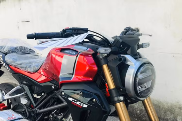 Bình xăng mẫu xe môtô naked-bike phân khối nhỏ này có kích thước lớn và khá cơ bắp, dung tích 8,5 lít. Logo Honda được bố trí chìm ở hai bên bình xăng. Kết hợp với vẻ ngoài cổ điển là hàng loạt các trang bị hiện đại như đèn pha và đèn định vị và xinhan LED, bảng đồng hồ LCD.
