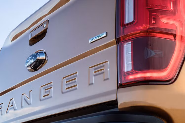 Bước vào bên trong Ford Ranger XLT 2019, người lái sẽ được chào đón bằng gương chiếu hậu chống chói, thảm sàn phối màu, hệ thống thông tin giải trí SYNC, ổ điện AC 110 V, hệ thống kết nối WiFi FordPass Connect 4G và màn hình 4,2 inch dạng màu ở bảng đồng hồ.