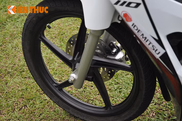 Xe được trang bị giảm sóc, phanh đĩa trước an toàn của nhà sản xuất.