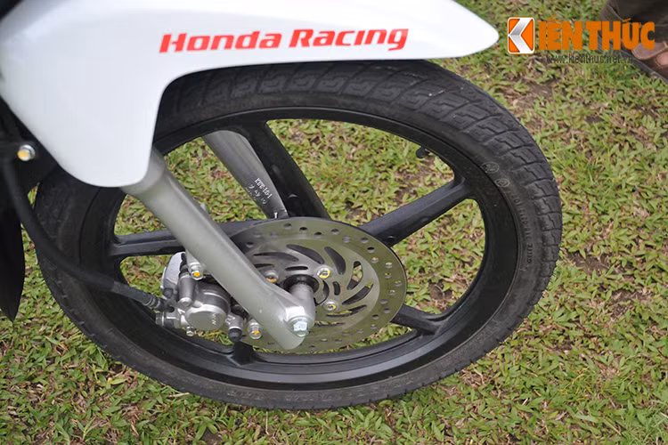 Kích thước tổng thể của Blade tương tự người anh em RSX, nhưng chiều dài cơ sở ngắn hơn, ở mức 1.217 mm, trong khi RSX là 1.227 mm.