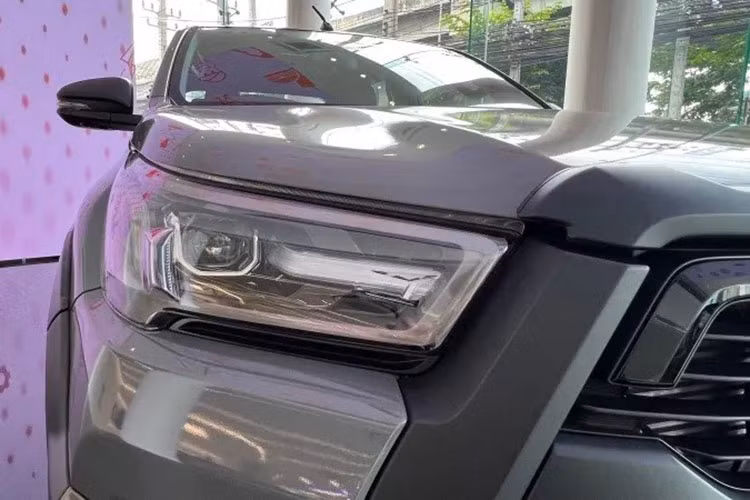 Theo Toyota Thái Lan, số lượng Hilux Revo-D Rocco 60th Anniversary được dán đề-can màu xám xi-măng Laminated Gray như thế này khá giới hạn. Thậm chí, mỗi showroom Toyota ở Thái Lan chỉ được phân phối đúng 1 chiếc Toyota Hilux Revo-D Rocco 60th Anniversary màu xám xi-măng. Những chiếc còn lại chủ yếu được sơn màu trắng với nóc đen.