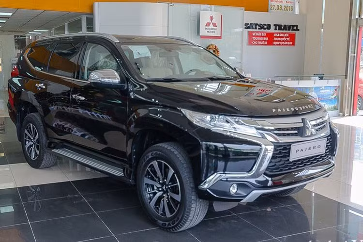 Mẫu xe All New Pajero Sport có mức giảm khá mạnh. Cụ thể, phiên bản Gasoline 4x2 AT được giảm xuống còn 1,199 tỷ đồng, thấp hơn 156 triệu. Phiên bản 4x4 AT hạ giá tới 180 triệu đồng xuống mức 1,358 tỷ đồng.