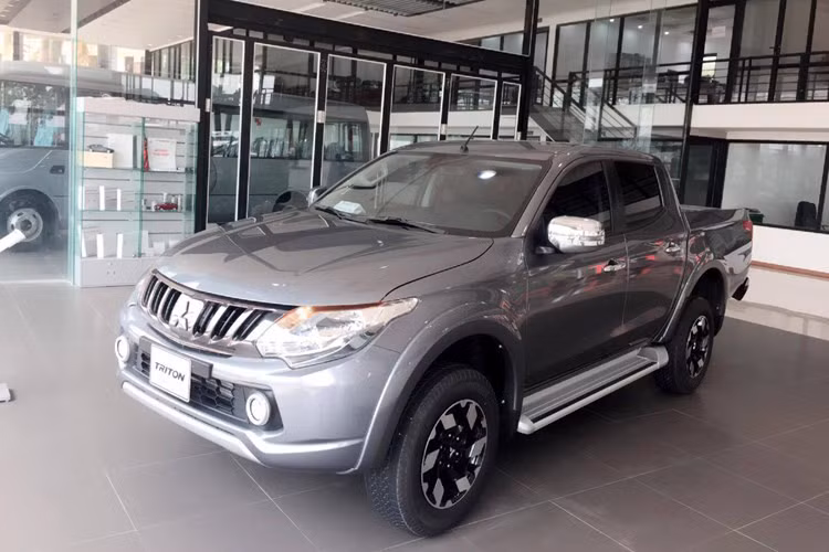 Mẫu xe bán tải Mitsubishi Triton phiên bản 4x4 MT, khách hàng được giảm giá 78 triệu đồng, xuống còn 608 triệu đồng. Giá bán của phiên bản 4x2 AT trong tháng 10 là 588 triệu đồng, thấp hơn 38 triệu đồng so với giá cũ. Phiên bản 4x2 MT giảm từ 596 triệu đồng xuống 558 triệu đồng.