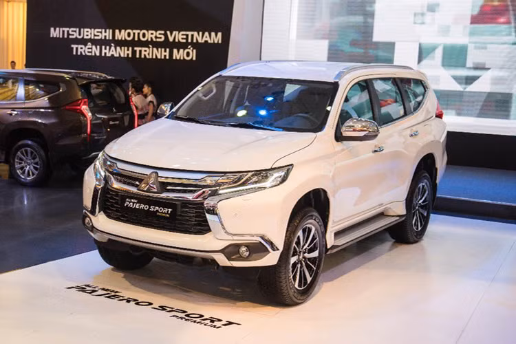 Cả 2 phiên bản của Mitsubishi Pajero Sport gồm Diesel 4x2 MT (từ 804 triệu đồng xuống 774 triệu đồng) và Gasoline 4x2 AT (982 triệu đồng xuống 867 triệu đồng) đều được điều chỉnh giá bán khiến mẫu xe này trở thành chiếc SUV có giá rẻ nhất trên thị trường Việt Nam hiện nay.
