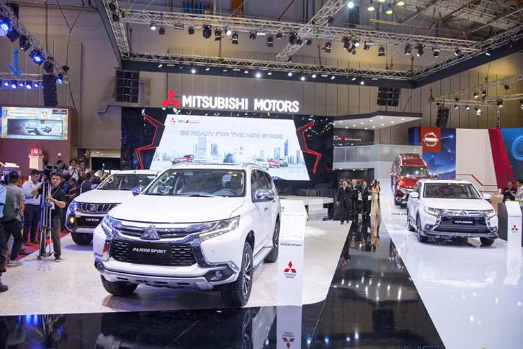 Sau chiến dịch "gây bão" hồi đầu tháng 9 vừa qua của Honda với mẫu CR-V, đến lượt hãng xe ôtô Mitsubishi tiếp tục gây "sốc" cho thị trường ôtô Việt khi giảm giá hàng loạt mẫu xe của mình trong tháng 9 ở mức cao nhất là 230 triệu đồng cho mẫu crossover Outlander – đối thủ của chiếc Honda CR-V. Tuy nhiên có vẻ như kết quả thu được chưa nhiều.