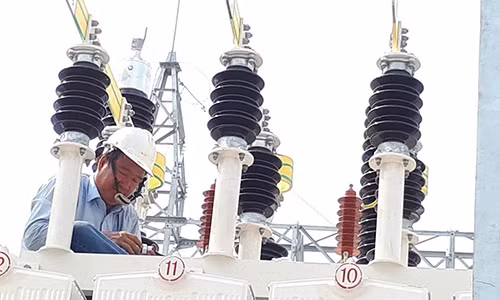 5.000 dong/kWh, nguy co co tien khong mua duoc dien de xai