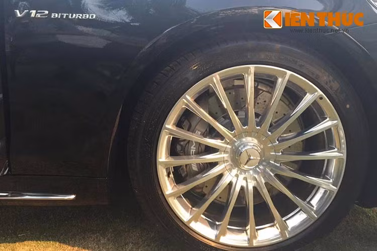 Xe sở hữu bộ body kit “cơ bắp” hơn, đặc biệt là bộ la-zăng hợp kim có trọng lượng nhẹ kích thước 20 inch đa chấu, lốp 255/40 R20 ở bánh trước và lốp 285/35 R20 ở bánh sau.