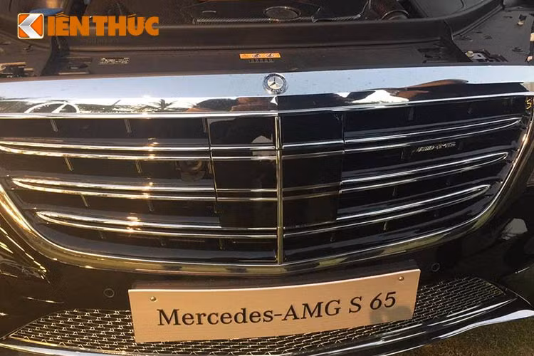 Thiết kế của S65 AMG khác biệt với lưới tản nhiệt 3 nan, hốc hút gió phía trên cản trước thể thao được làm mở rộng hơn so với S-Class thông thường của Mercedes-Benz trước đây.