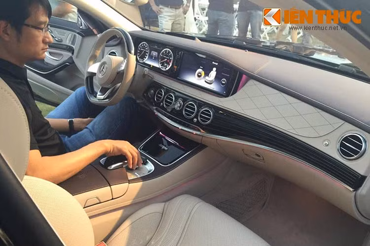 Sang trọng và đẳng cấp vốn luôn là thế mạnh của các phiên bản AMG, và chiếc Mercedes-Benz S65 AMG mới cũng không phải là ngoại lệ. Bên trong nội thất xe được thiết kế vô cùng sang trọng và độc đáo.