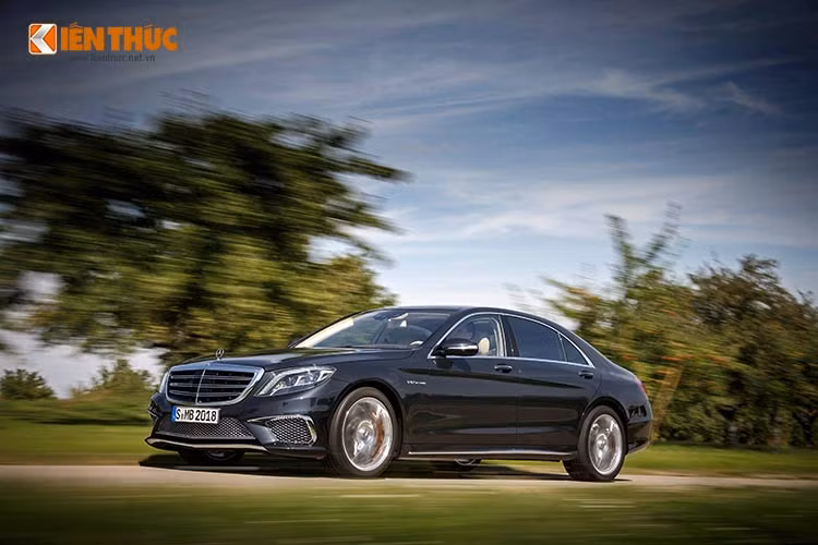 Khác với những chiếc sedan hạng sang của Mercedes-Benz trước đây, chủ nhân thường là người ngồi băng ghế sau - còn trên Mercedes S65 AMG là chiếc sedan thể thao hạng sang dành cho những ông chủ muốn tự cầm lái.
