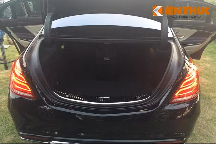 Xe sở cốp sau rộng rãi, cản sau được làm từ hợp kim mạ chrome. Phía dưới gầm sau là bốn ống xả mạ crôm và nhãn V12 Biturbo xuất hiện trên xe được tích hợp chụp ống xả đặt đối xứng.