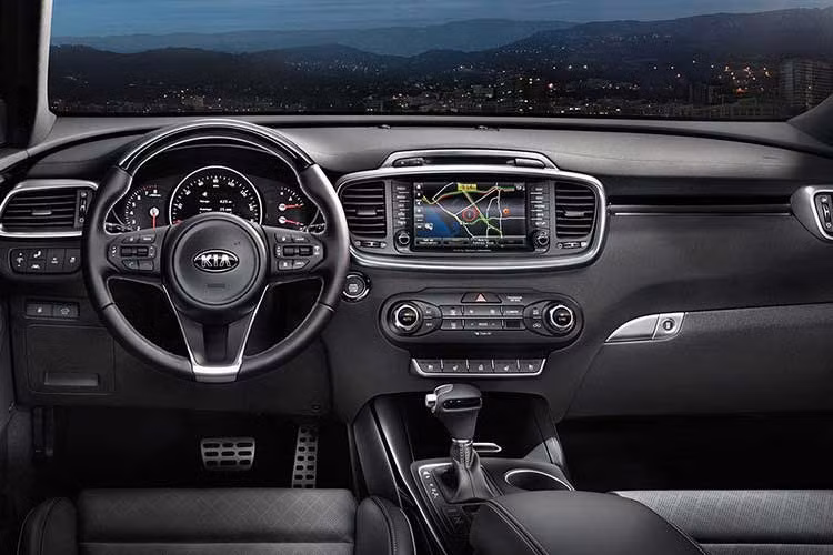 Khoang cabin của của Sorento GT Line 2018 cũng nhận được những cải tiến giống như trên phiên bản thông thường. Ngoài ra còn được bổ sung ghế ngồi bọc da đen với chỉ khâu màu xám, cùng các chi tiết trang trí chrome nổi bật và logo “GT Line”.