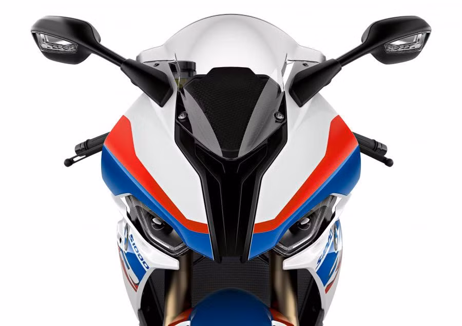 Một trong những tin đồn về thiết kế đã trở thành sự thật dù các fan của BMW hoàn toàn không thích sự thay đổi này. BMW đã phá vỡ truyền thống thiết kế những năm gần đây của hãng khi loại bỏ đèn pha bất đối xứng - kiểu "mắt lé" và thay bằng cặp đèn đối xứng dạng gương cầu lồi (projector) kèm các dải LED ban ngày. Hốc hút gió chữ Y ở phần đầu tách đầu xe thành 2 mảng riêng biệt.