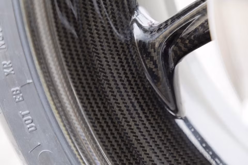 Do sử dụng nhiều loại vật liệu nhẹ, khối lượng ướt của S1000RR 2019 chỉ dừng ở mức 197 kg dù được trang bị thêm hàng loạt công nghệ mới. Với gói tùy chọn M Package bao gồm: yên solo M và cặp mâm 7 chấu carbon M, khối lượng xe được giảm xuống còn 193,5 kg.