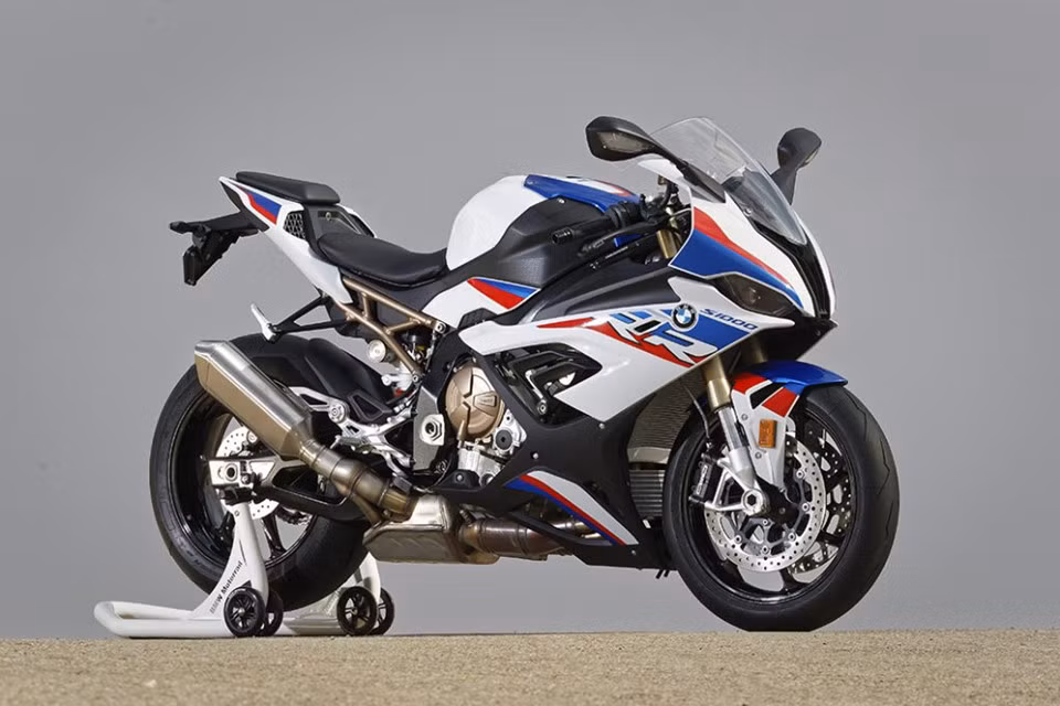 Giá bán BMW S1000RR 2019 và thời điểm chính thắc tung ra thị trường vẫn chưa được BMW Motorrad tiết lộ. Tuy nhiên, theo thói quen của hãng xe Đức thì mẫu xe này sẽ được bán ra vào khoảng đầu năm sau.