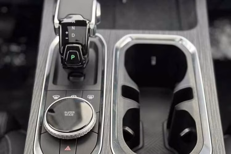 Hộp số của xe được thiết kế khá tinh tế và có các nút chức năng cho hệ thống đa phương tiện ở phía sau. Đồng thời, chiếc xe cũng bổ sung thiết kế hoa văn kim cương cho ghế của Chery Jaecoo 7.