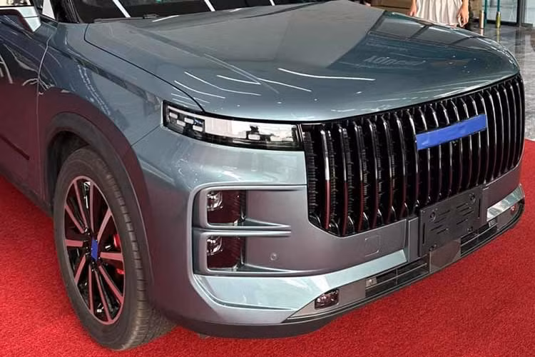 Jaecoo 7 vốn được phát triển dựa trên cơ sở gầm bệ của mẫu xe đàn anh Chery Tiggo 7 Plus, xe sở hữu chiều dài 4.451 mm và chiều dài cơ sở 2.650 mm. Như vậy, mẫu xe này cũng có kích thước khá lỡ cỡ như Toyota Corolla Cross khi lớn hơn SUV cỡ B nhưng nhỏ hơn SUV cỡ C. 